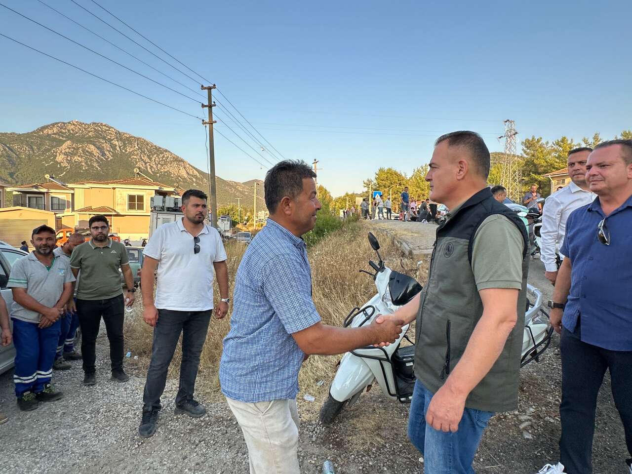 Vali Akbıyık, Yeşilüzümlü'de Vatandaşlar ve Gönüllülerle Bir Araya Geldi 2