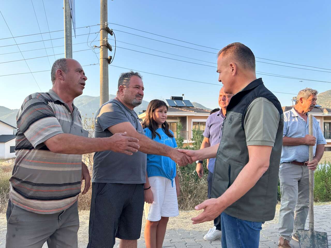 Vali Akbıyık, Yeşilüzümlü'de Vatandaşlar ve Gönüllülerle Bir Araya Geldi 5