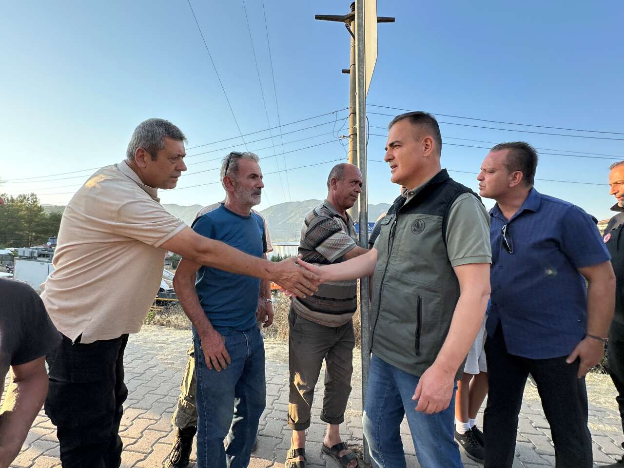 Vali Akbıyık, Yeşilüzümlü'de Vatandaşlar ve Gönüllülerle Bir Araya Geldi 6