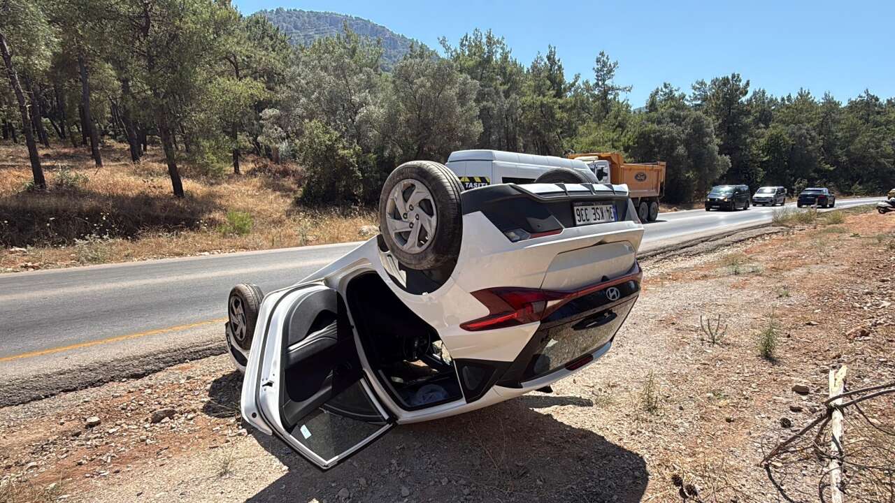 Muğla'da Otomobiller Kafa Kafaya Çarpıştı 1