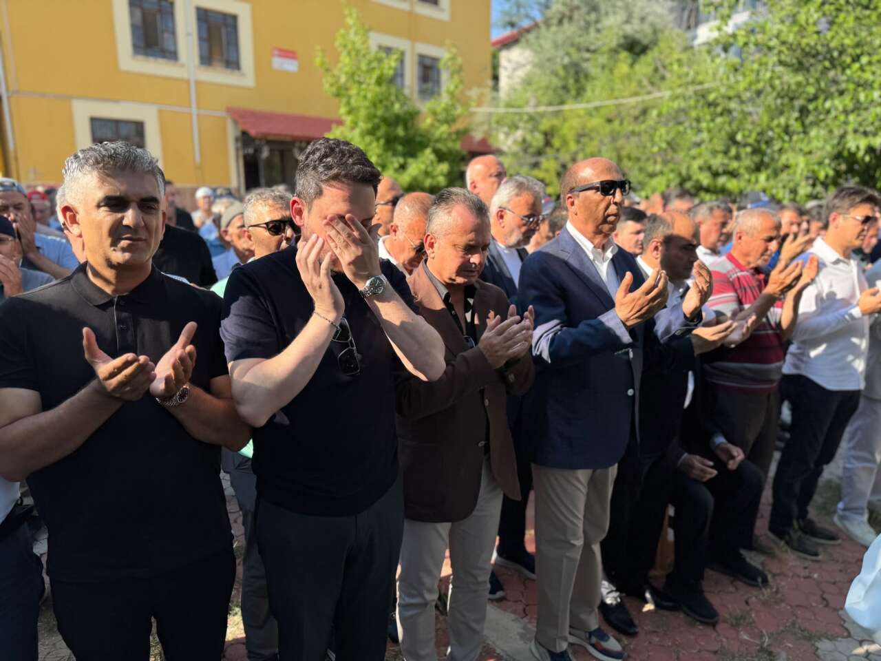 Eski Bakan Fatma Betül Sayan'ın Acı Günü! Halası Kezban Akyol Muğla'da Son Yolculuğuna Uğurlandı 4