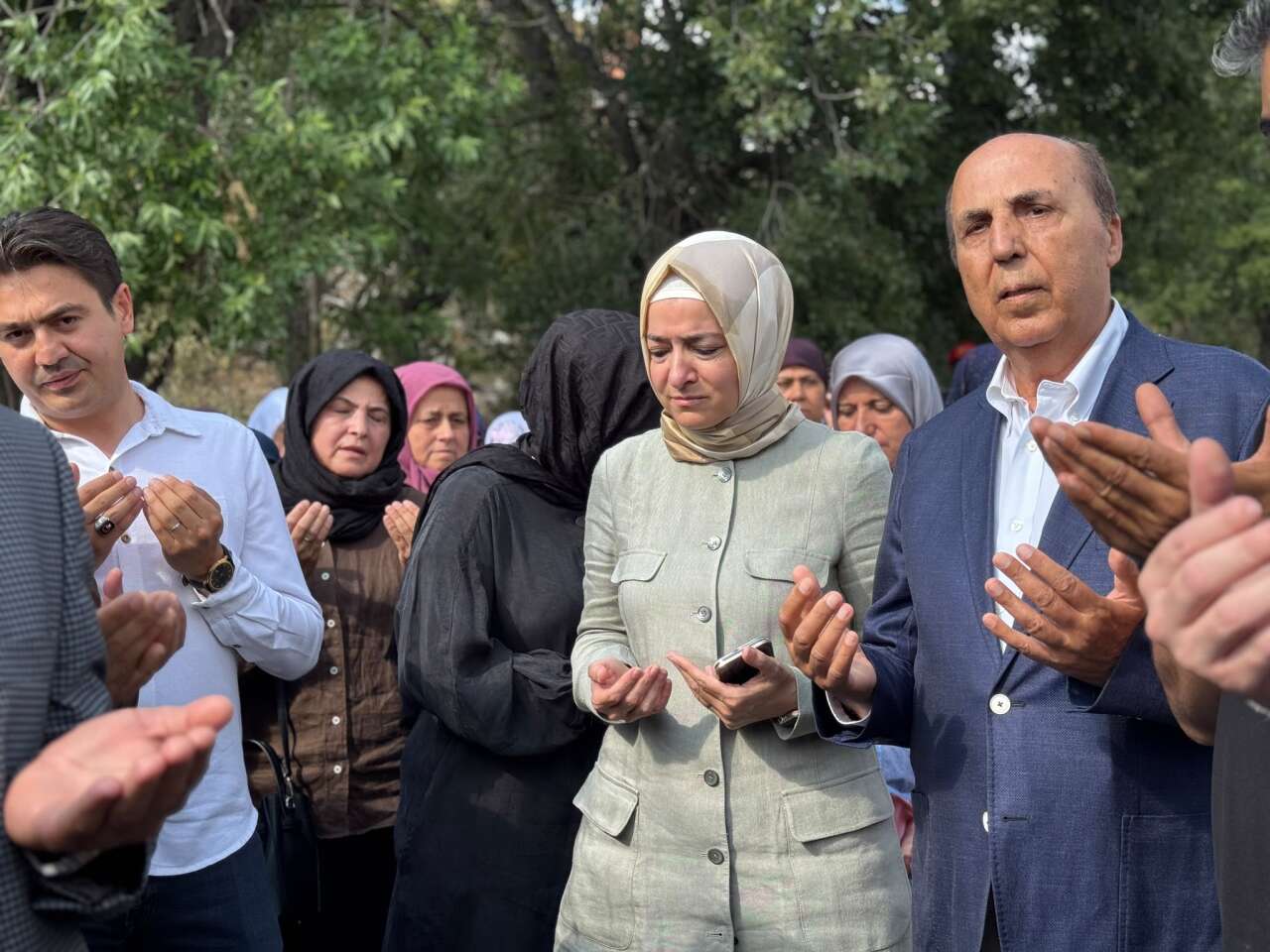 Eski Bakan Fatma Betül Sayan'ın Acı Günü! Halası Kezban Akyol Muğla'da Son Yolculuğuna Uğurlandı 5