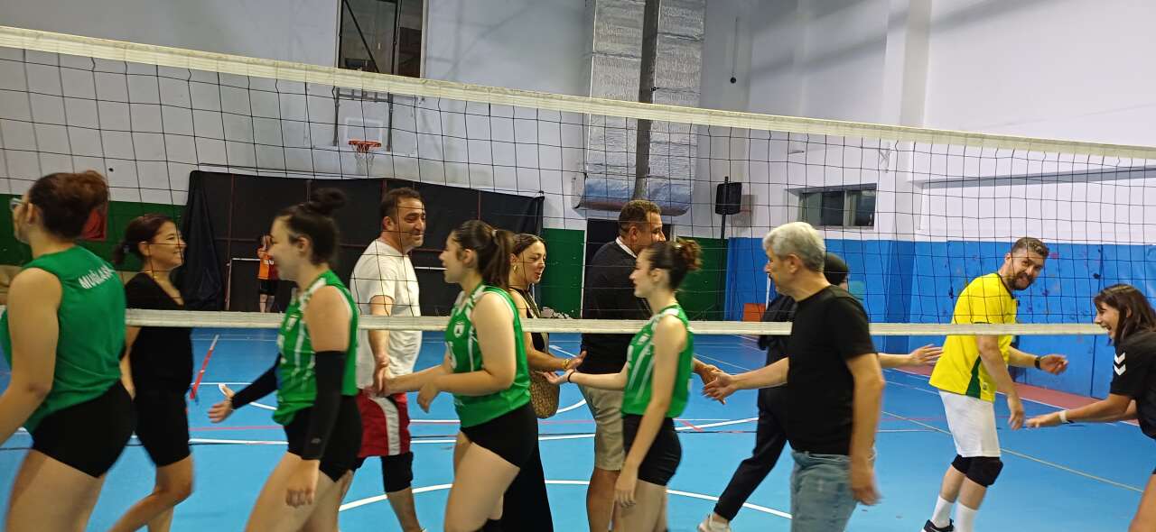 Muğlaspor Voleybol’da Renkli Gece: Yıldız Kızlar Babalarını Devirdi, Tatlı Yiyip Tatlı Bağladılar 8
