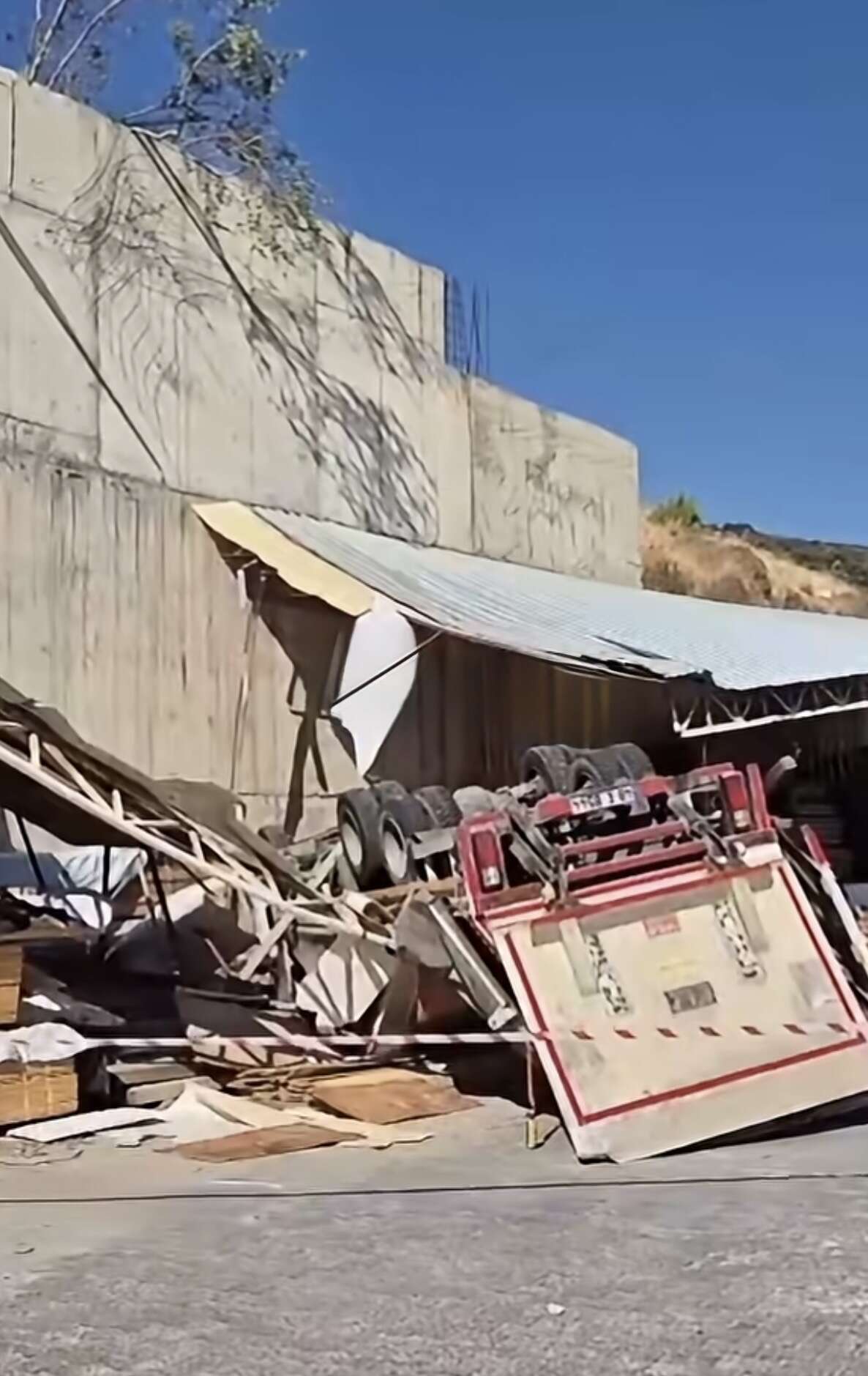 Bodrum’da Film Gibi Kaza: Kamyon 20 Metrelik Duvarı Aşıp Otoparka Düştü 1