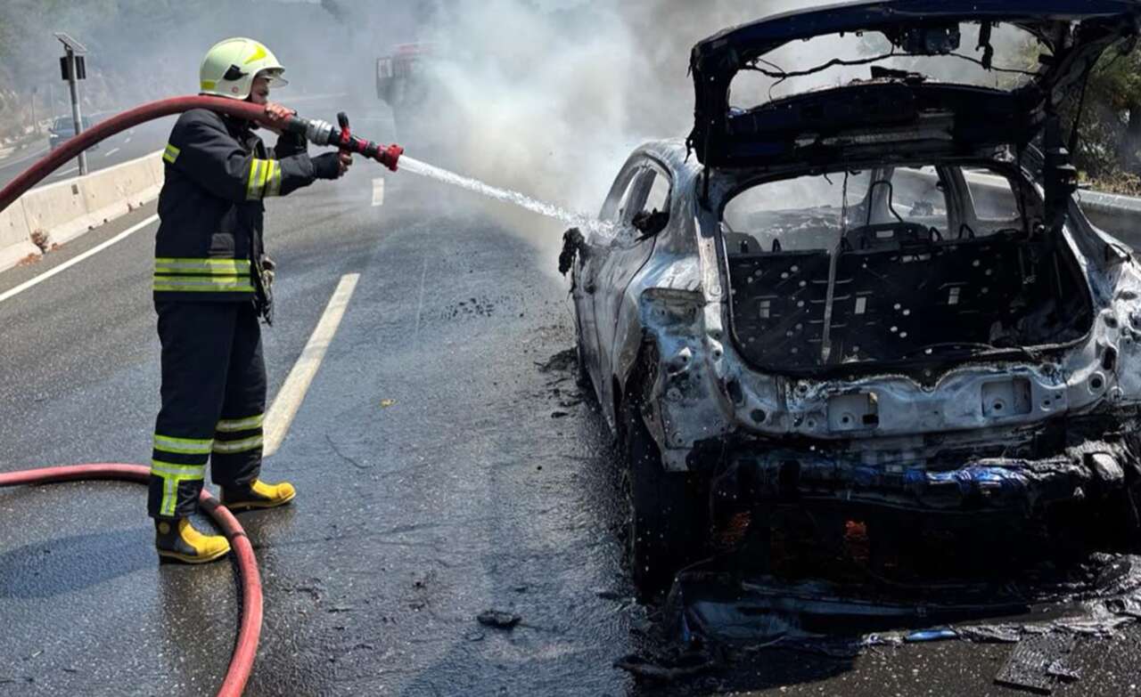 Sakar Geçidi’nde Yanan Araç Kullanılmaz Hale Geldi 2