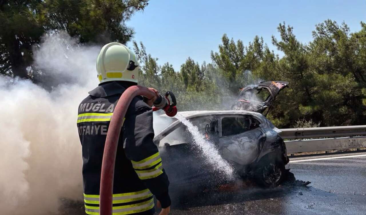 Sakar Geçidi’nde Yanan Araç Kullanılmaz Hale Geldi 4
