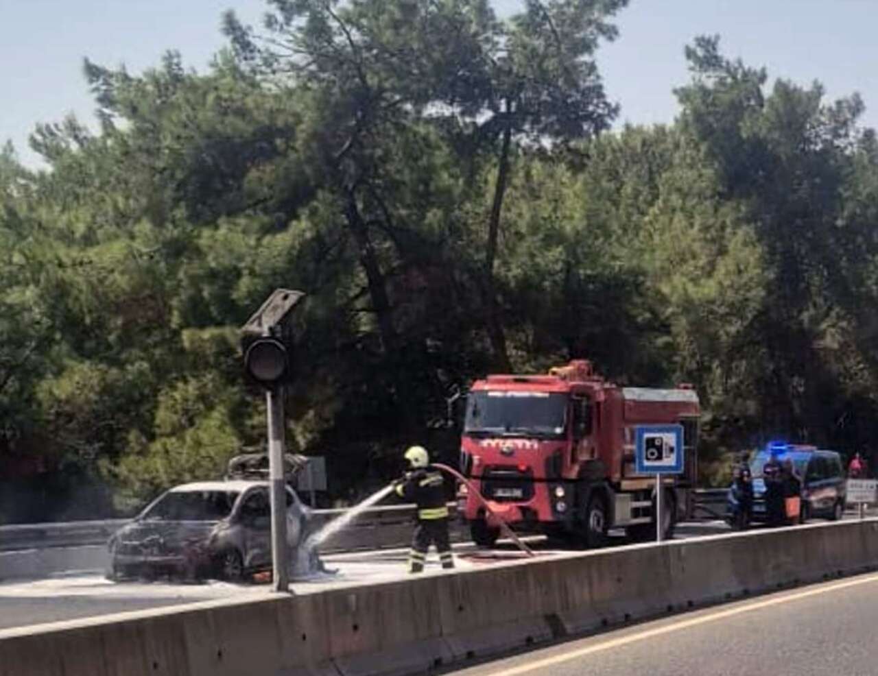 Sakar Geçidi’nde Yanan Araç Kullanılmaz Hale Geldi 3
