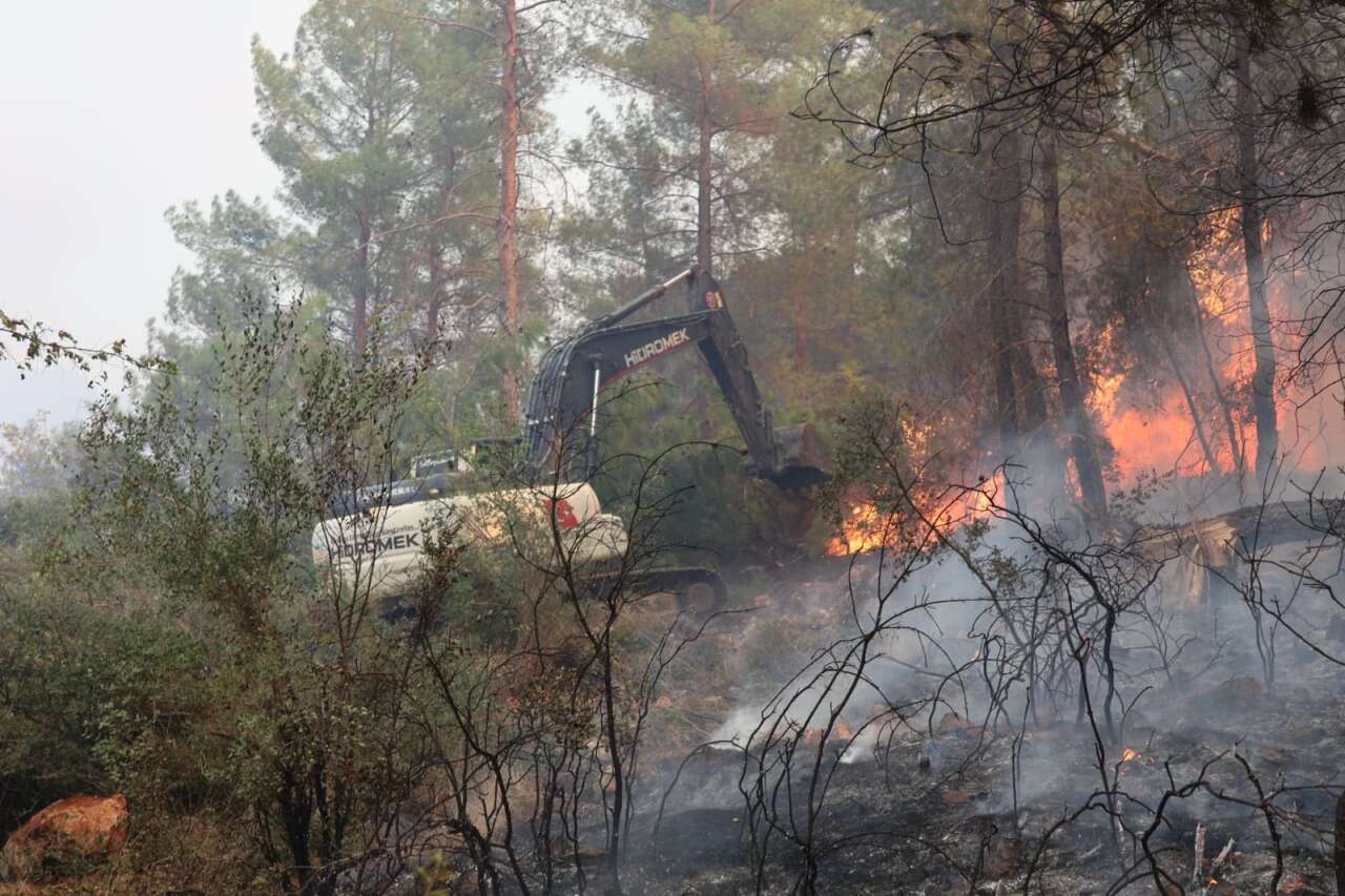 Seydikemer’de Başlayan Orman Yangını Kaş’a Sıçradı: 4 Uçak, 16 Helikopter ve 853 Personel Görevde 4