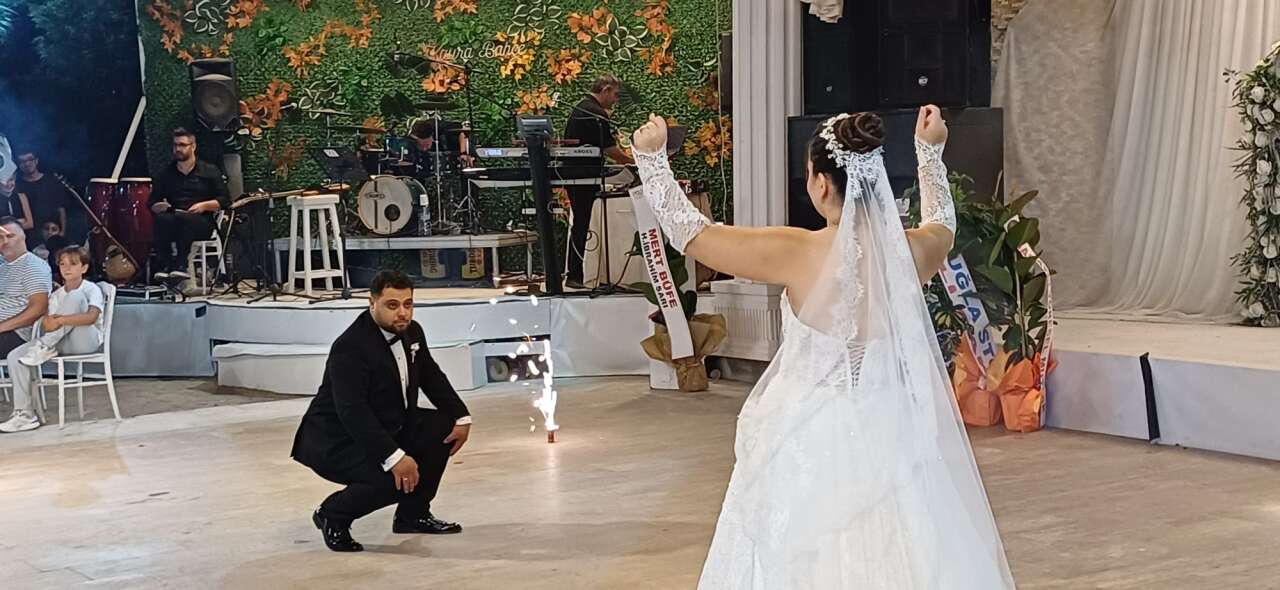 Hasan Mert Akgül ve Perinur Kale Menteşe’de Görkemli Düğünle Evlendi 3