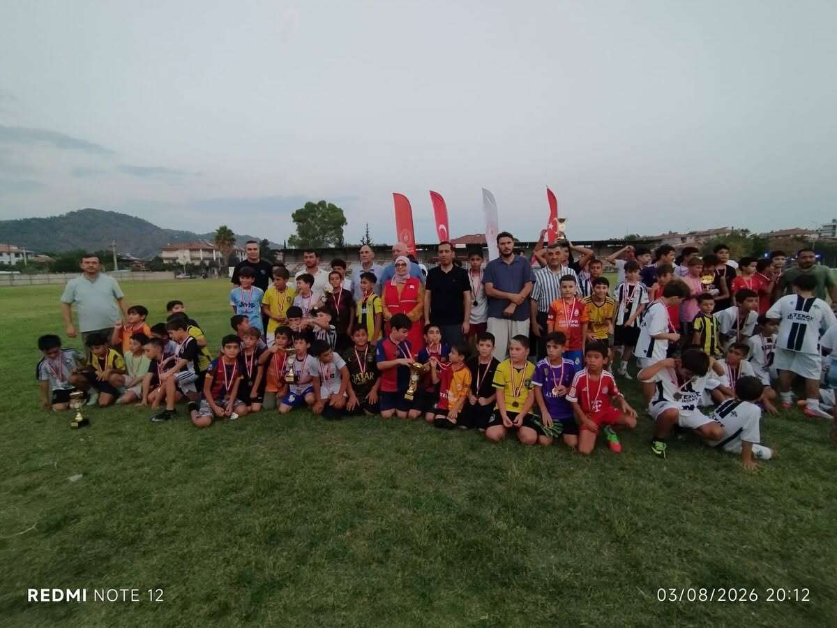 Ortaca'da Minikler ve Büyükler Sahaya Çıktı: Futbol Turnuvasında Şampiyonlar Belli Oldu 5
