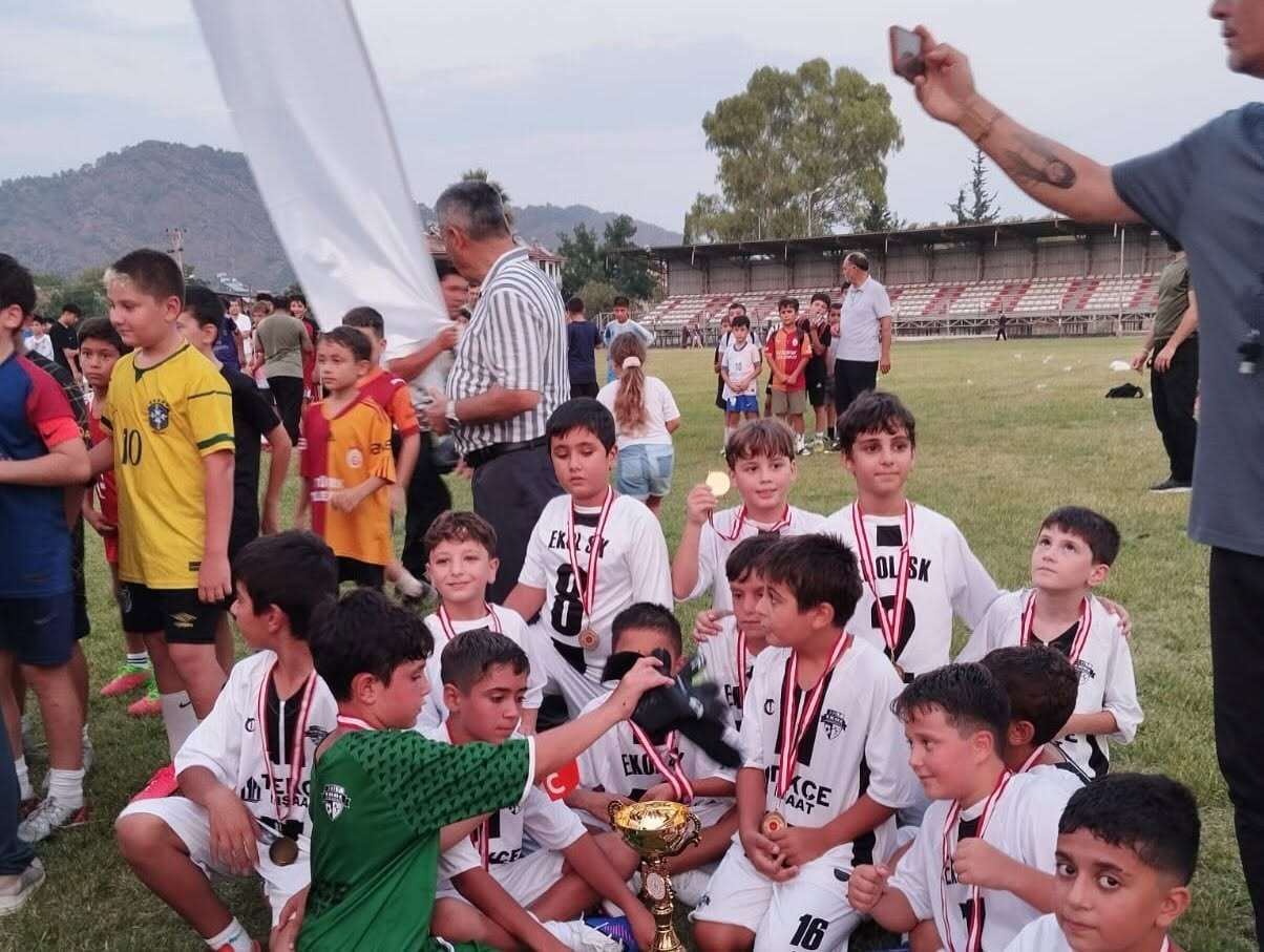 Ortaca'da Minikler ve Büyükler Sahaya Çıktı: Futbol Turnuvasında Şampiyonlar Belli Oldu 6
