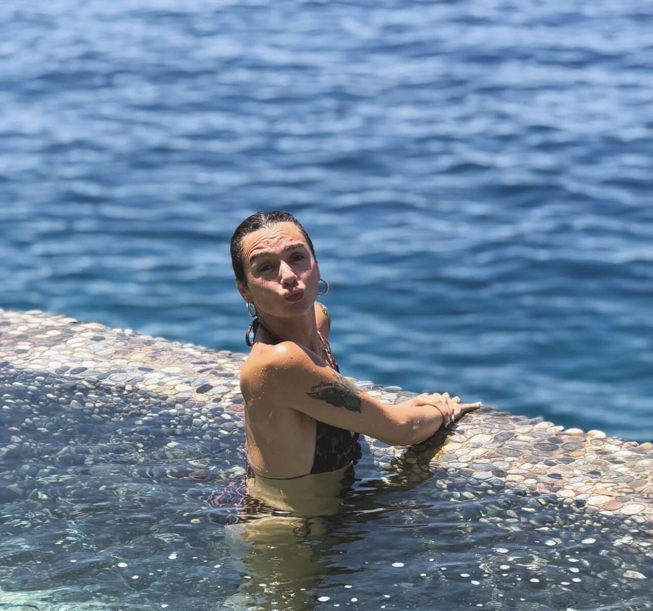 Muğla’da Aşk Tatili: Hakan Kurtaş ile Birce Akalay’ın Paylaşımları Olay Oldu 1