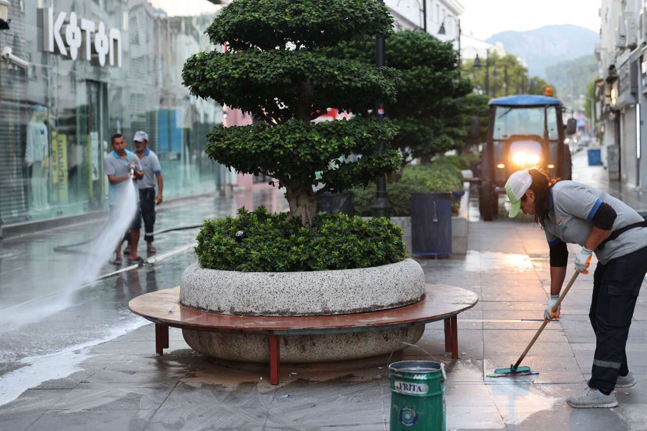 Sevgi Yolu’nda Günün İlk Işıklarıyla Temizlik Çalışması 2
