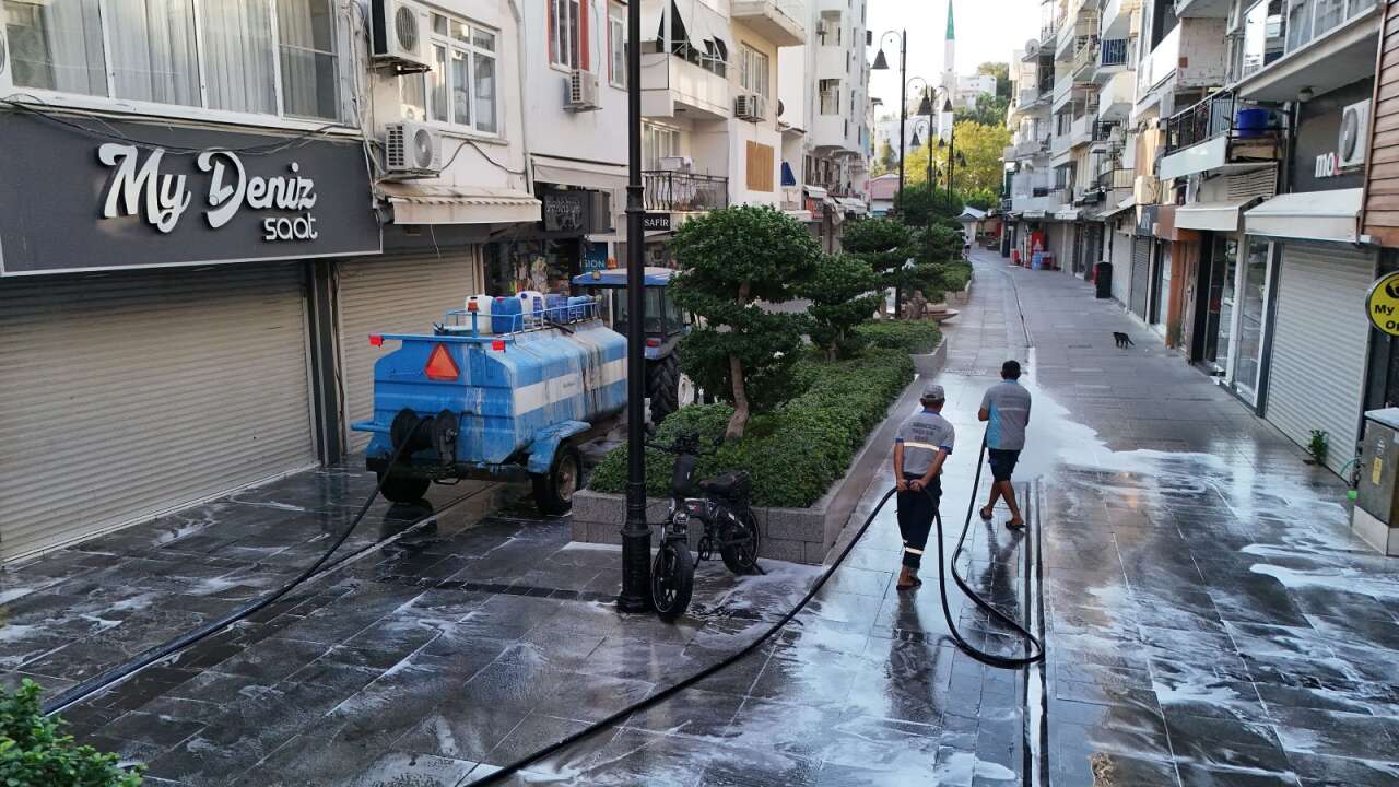 Sevgi Yolu’nda Günün İlk Işıklarıyla Temizlik Çalışması 1