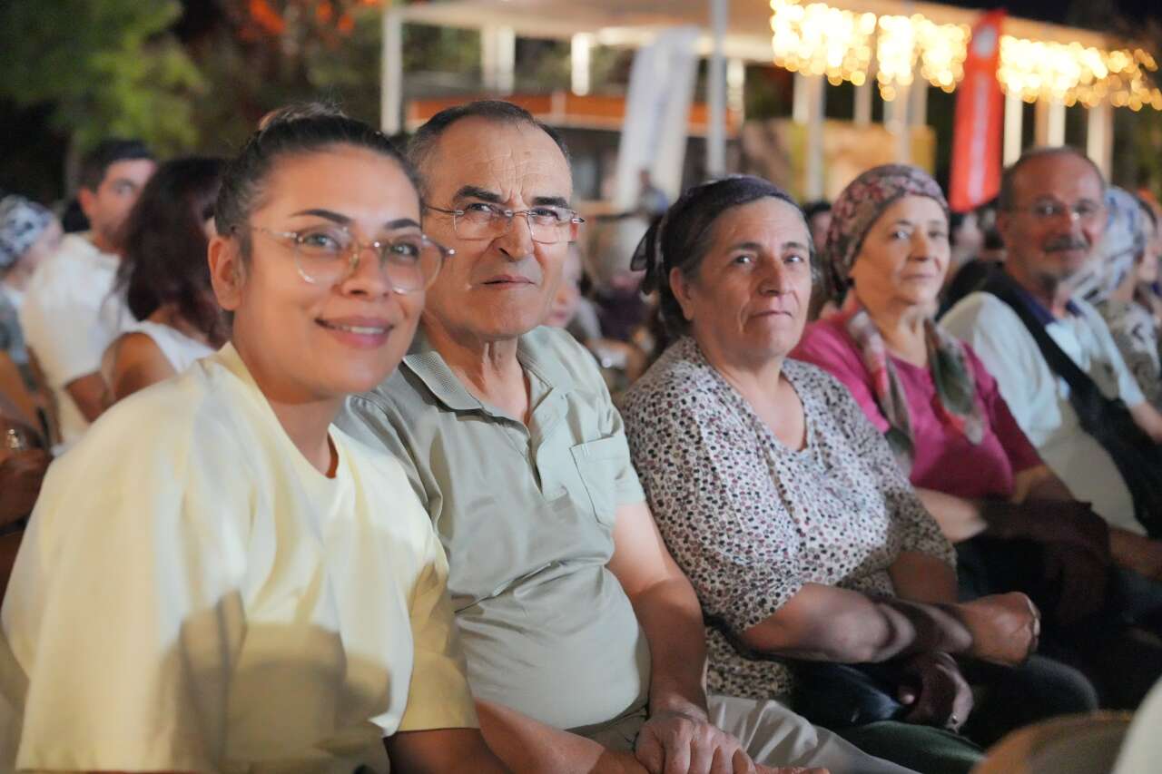 Menteşe Kent Meydanı’nda Açık Hava Sineması Keyfi: “Bak Postacı Geliyor”a Yoğun İlgi 4