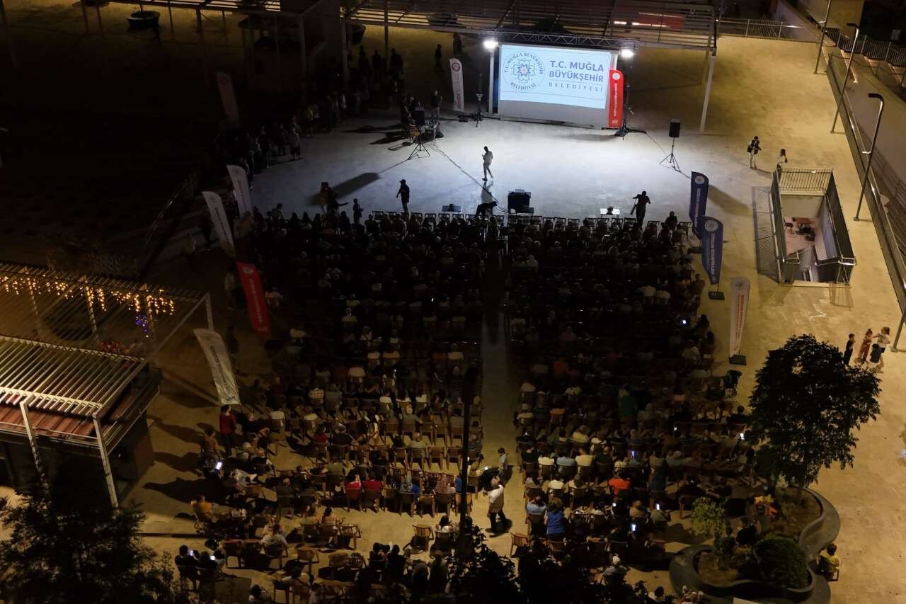 Menteşe Kent Meydanı’nda Açık Hava Sineması Keyfi: “Bak Postacı Geliyor”a Yoğun İlgi 5