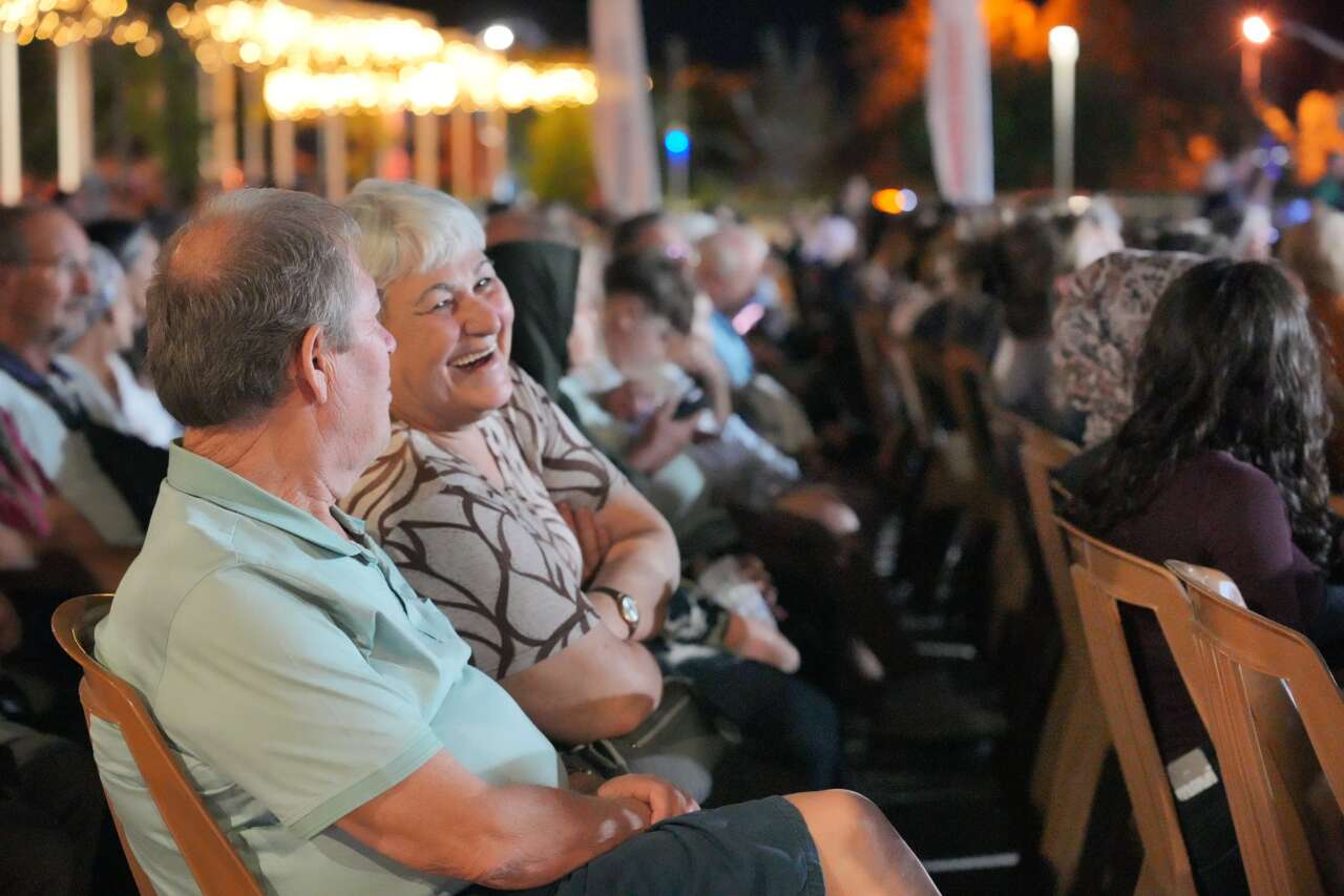 Menteşe Kent Meydanı’nda Açık Hava Sineması Keyfi: “Bak Postacı Geliyor”a Yoğun İlgi 1