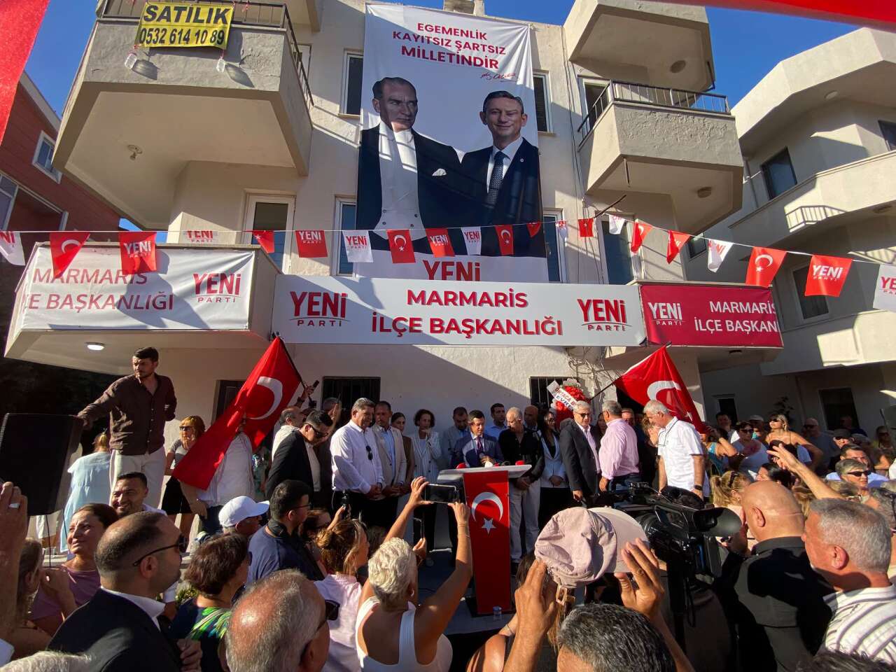Başkan Acar Ünlü’nün Yeni Parti Rozetini Gizem Özcan Taktı: Babasının Rozetini İse Kendisi Taktı 1