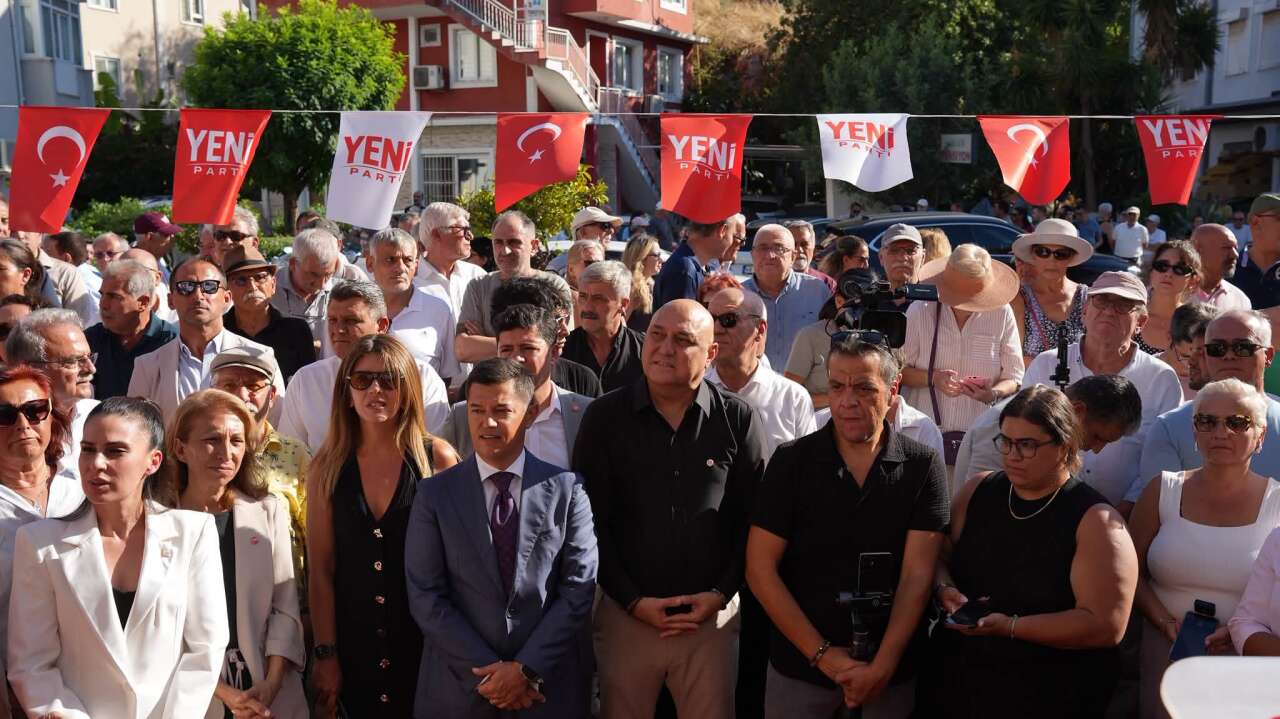 Başkan Acar Ünlü’nün Yeni Parti Rozetini Gizem Özcan Taktı: Babasının Rozetini İse Kendisi Taktı 5