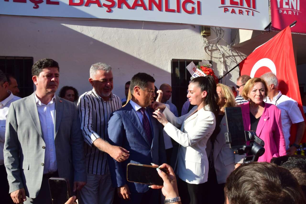 Başkan Acar Ünlü’nün Yeni Parti Rozetini Gizem Özcan Taktı: Babasının Rozetini İse Kendisi Taktı 4