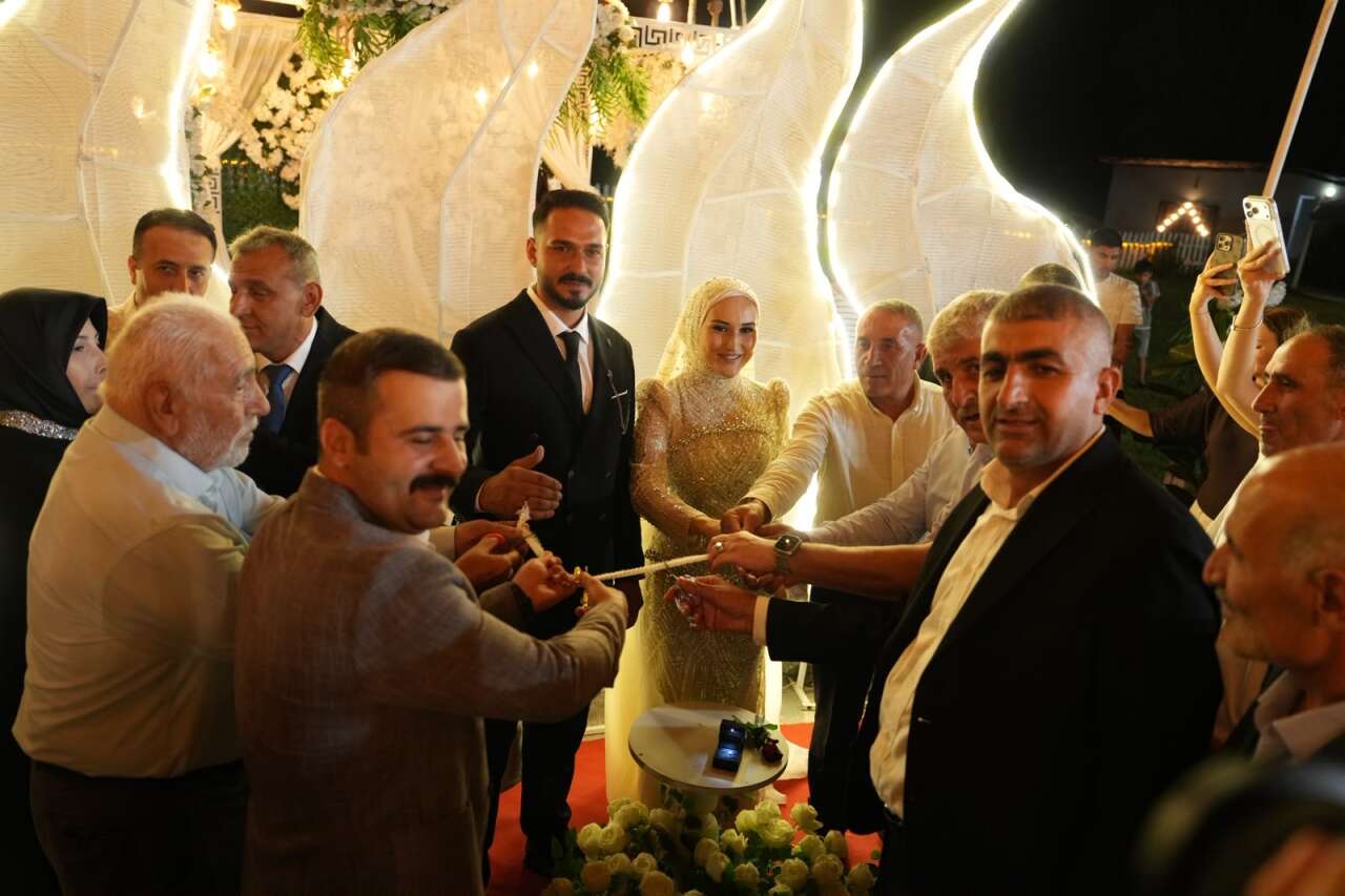Köyceğiz’de Özçakır Ailesinin Mutlu Günü: Ramazan Özçakır Kızının Nişanında Gurur Yaşadı 3