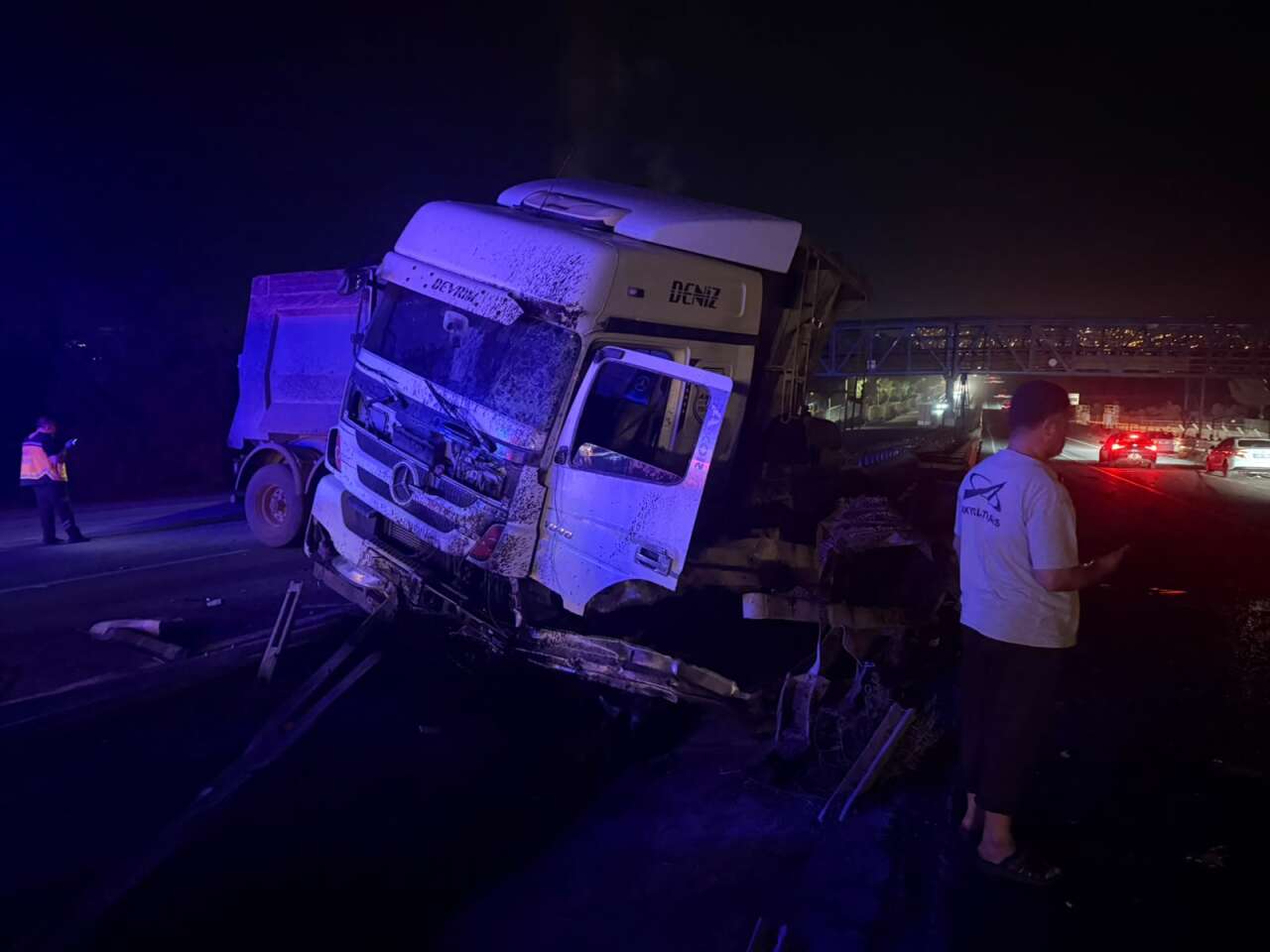 Yatağan’da Akşam Saatlerinde  Kaza: TIR Karşı Şeride Geçti, 2 Kişi Yaralandı 2