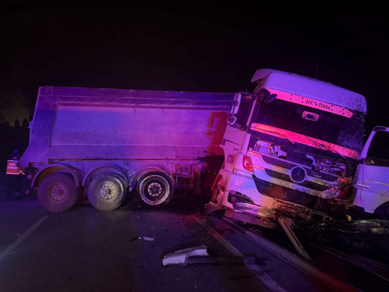 Yatağan’da Akşam Saatlerinde  Kaza: TIR Karşı Şeride Geçti, 2 Kişi Yaralandı 1