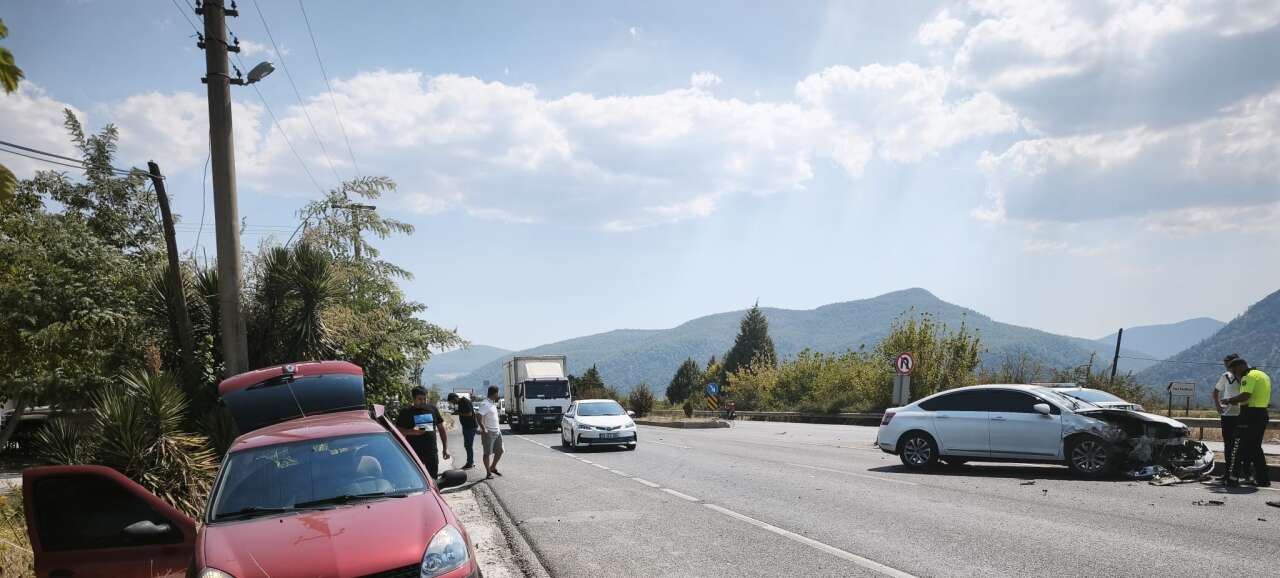 Muğla-Aydın Karayolu’nda Trafik Kazası: 2 Yaralı 4