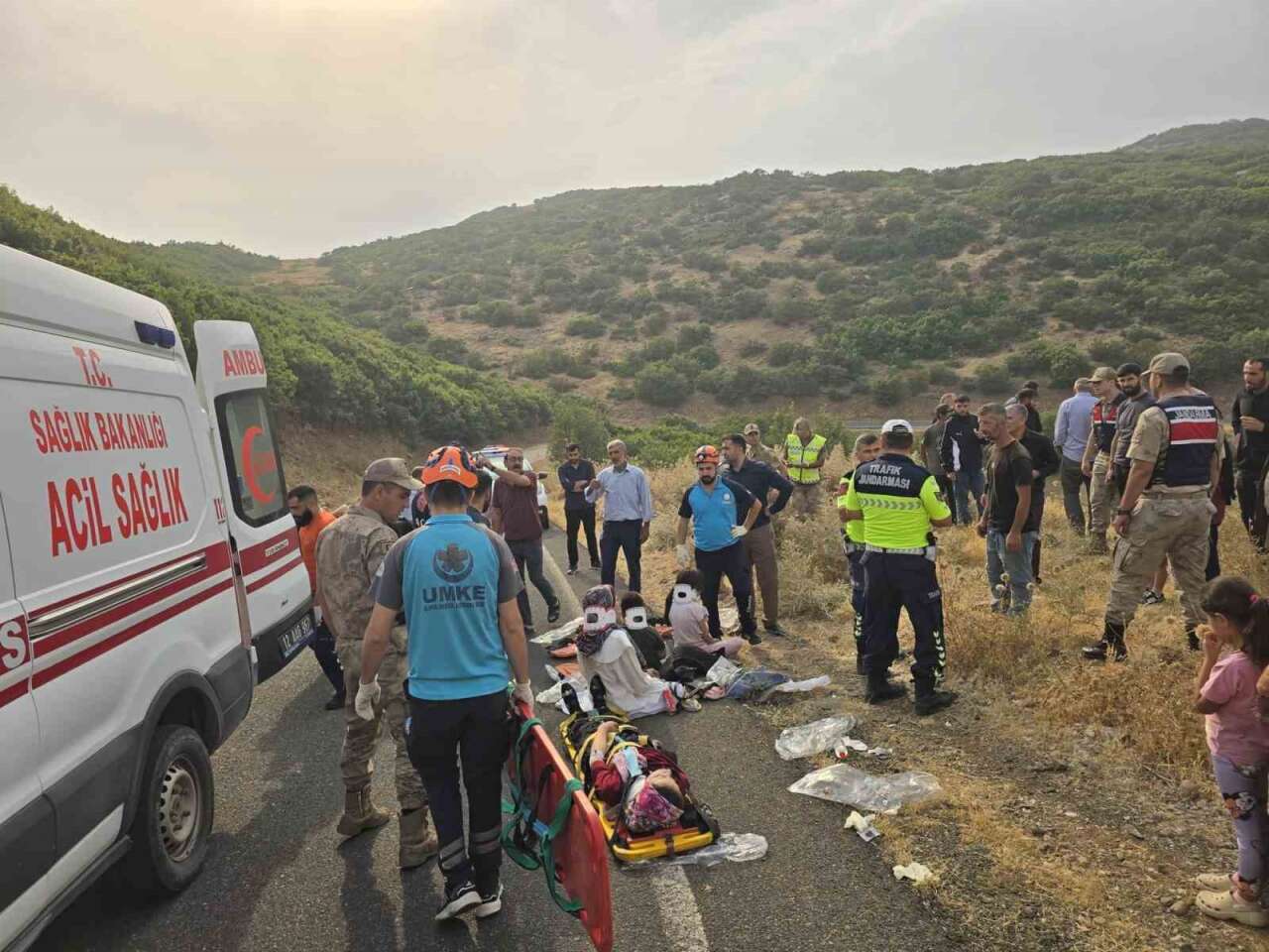 Minibüs Şarampole Yuvarlandı: 10 Yaralı 1