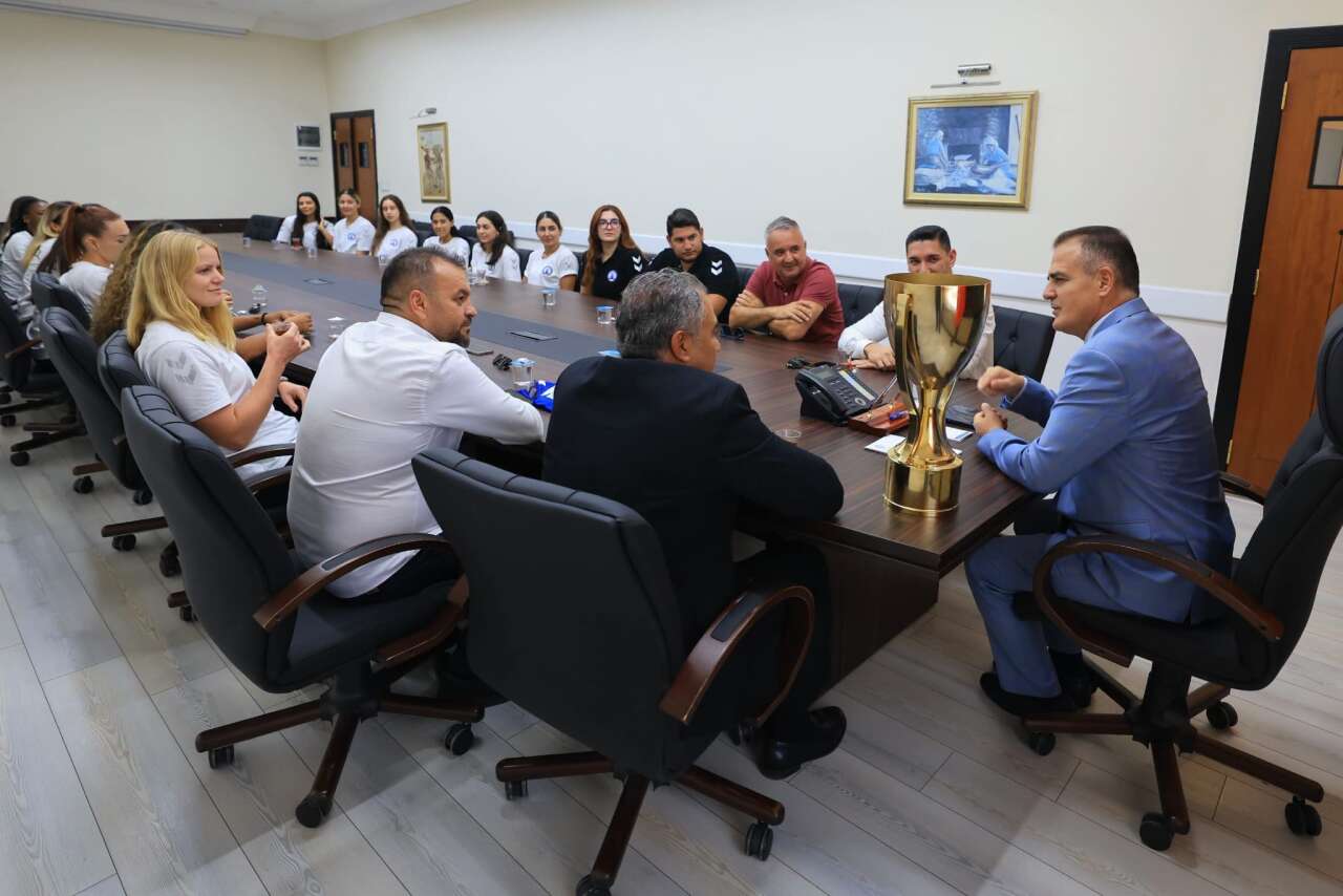 Cumhurbaşkanlığı Kupası Şampiyonu Denizin Kızları’ndan Vali Akbıyık’a Ziyaret 1