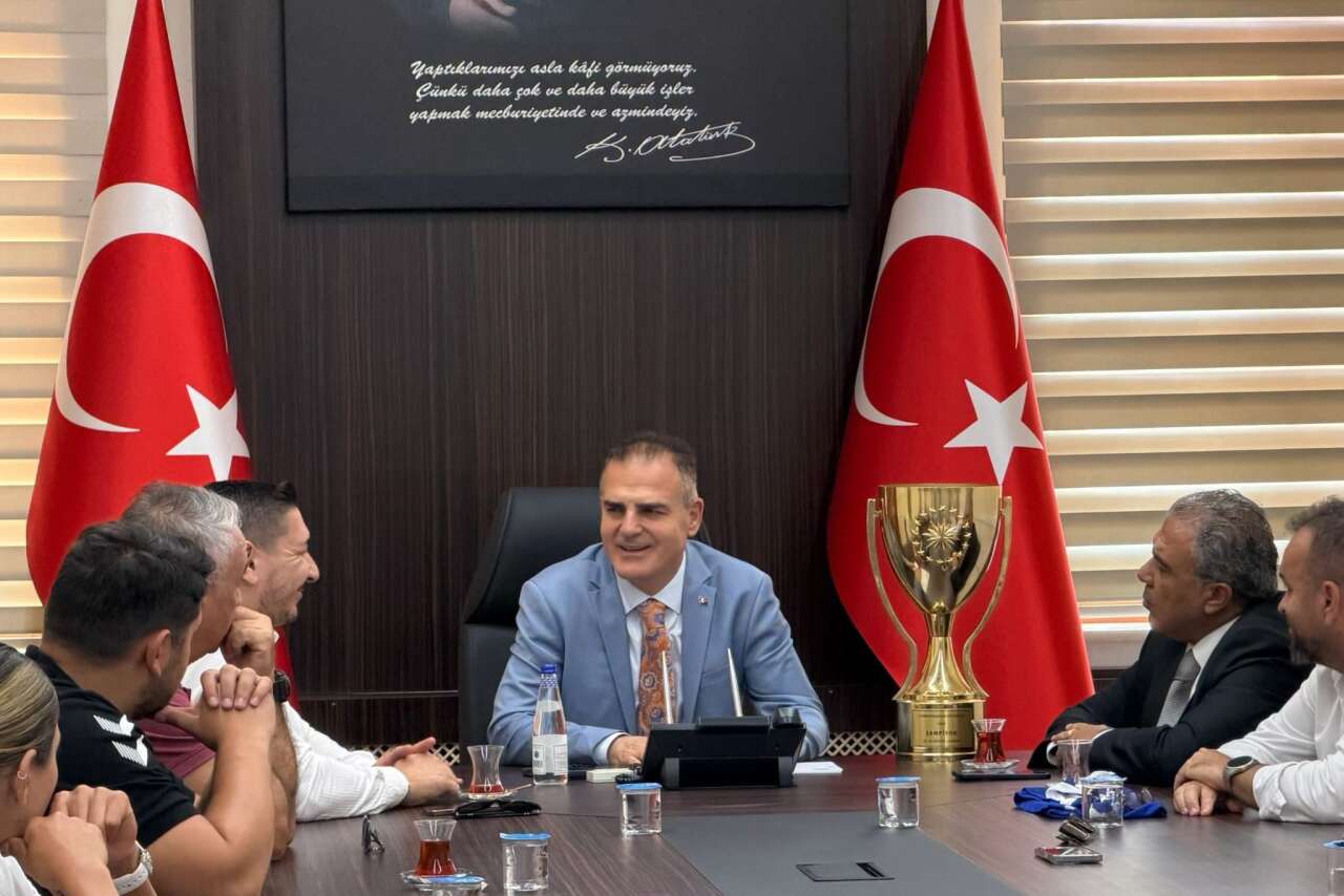 Cumhurbaşkanlığı Kupası Şampiyonu Denizin Kızları’ndan Vali Akbıyık’a Ziyaret 3