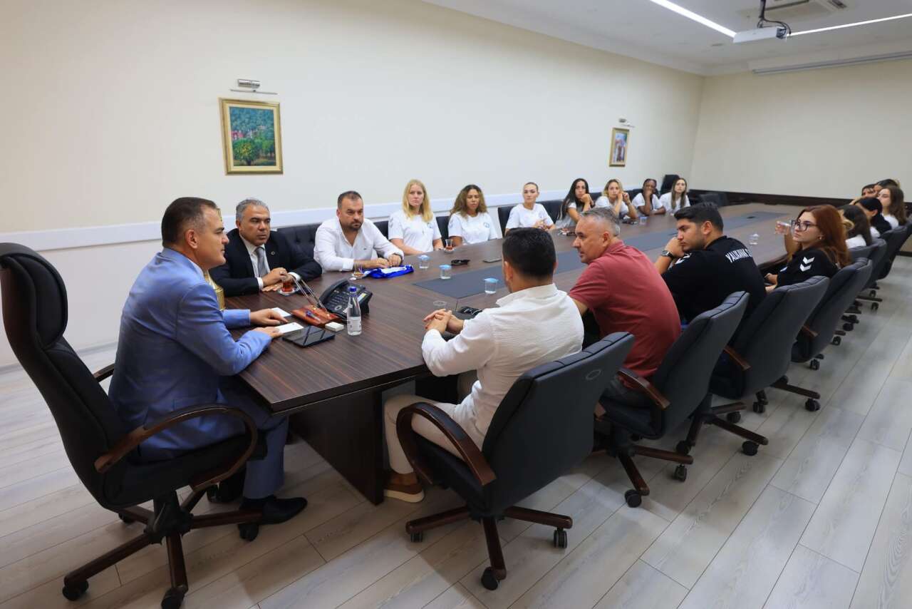 Cumhurbaşkanlığı Kupası Şampiyonu Denizin Kızları’ndan Vali Akbıyık’a Ziyaret 2