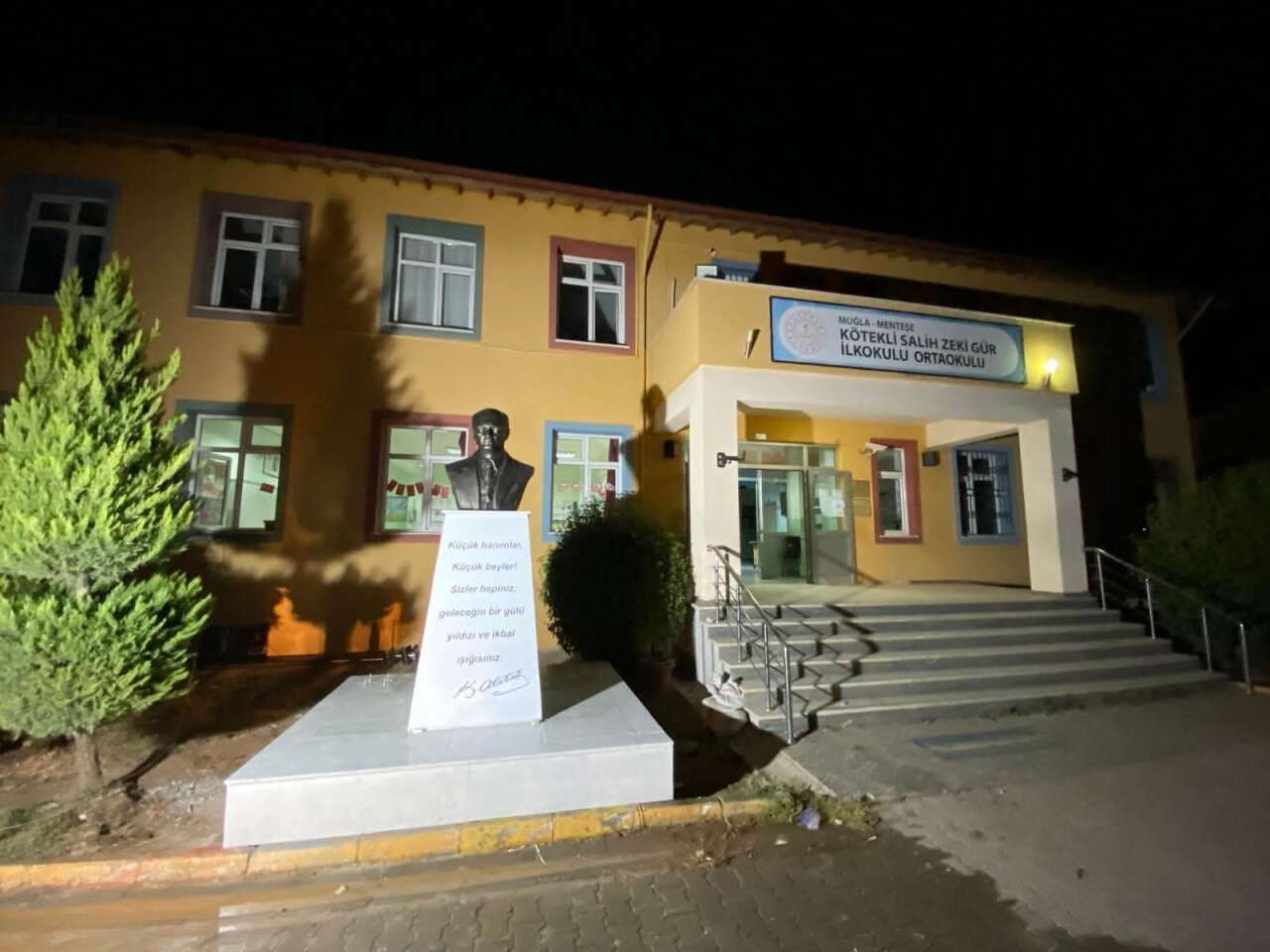 Muğla’da Okul Bahçesindeki Atatürk Büstü Hızla Onarıldı: Genel Sekreter  Yılmaz: "Çocuklarımızı Atatürk Karşılayacak" 4