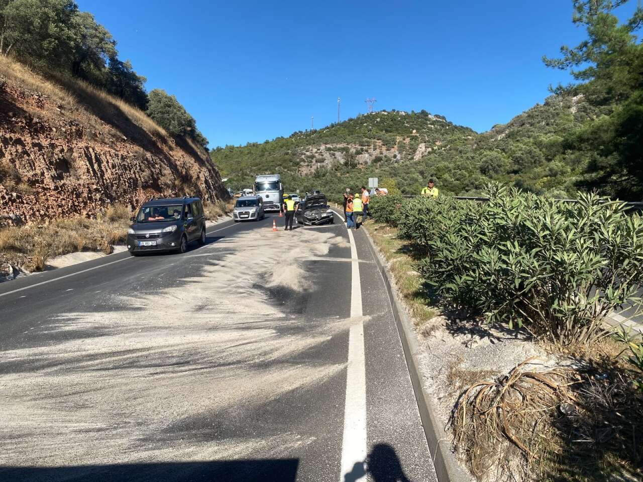 Milas-Bodrum Karayolu’nda Trafik Kazası: Otomobil Karşı Şeride Geçti 1