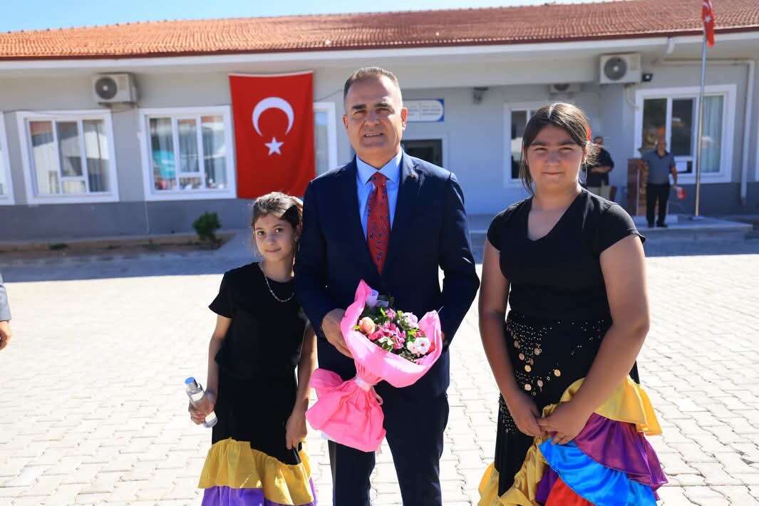 Muğla Valisi Dr. İdris Akbıyık’tan Küçükdibekdere’ye Ziyaret: “Türkiyem” Şarkısıyla Karşılandı 6