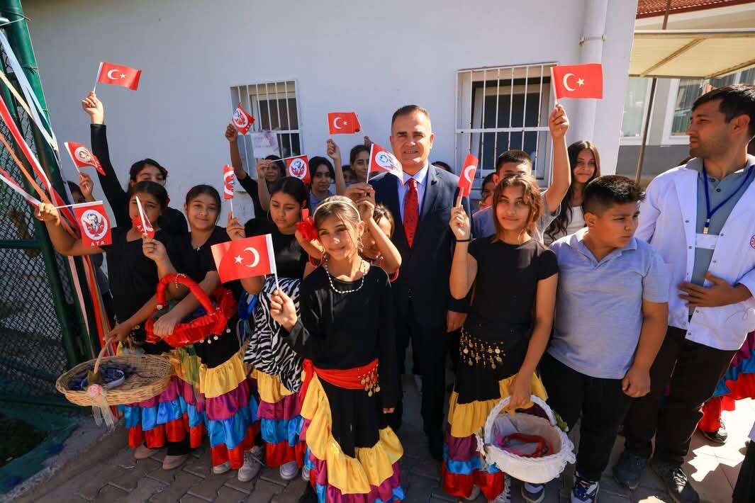 Muğla Valisi Dr. İdris Akbıyık’tan Küçükdibekdere’ye Ziyaret: “Türkiyem” Şarkısıyla Karşılandı 5