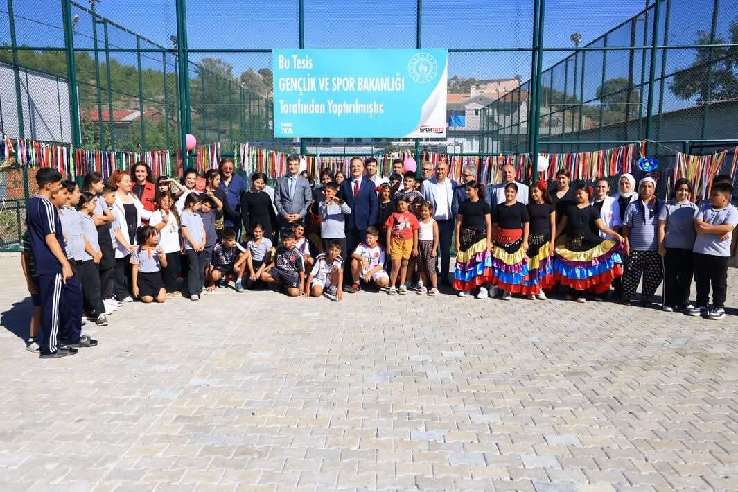 Muğla Valisi Dr. İdris Akbıyık’tan Küçükdibekdere’ye Ziyaret: “Türkiyem” Şarkısıyla Karşılandı 2