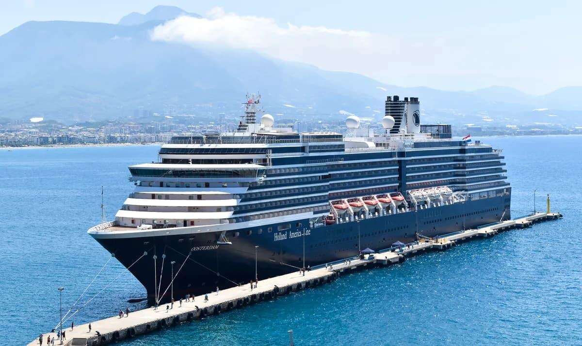 160 Süit Odası Bulunan “Yüzen Otel” Bodrum’da, 285 Metrelik OOSTERDAM İlk Kez Geldi 7