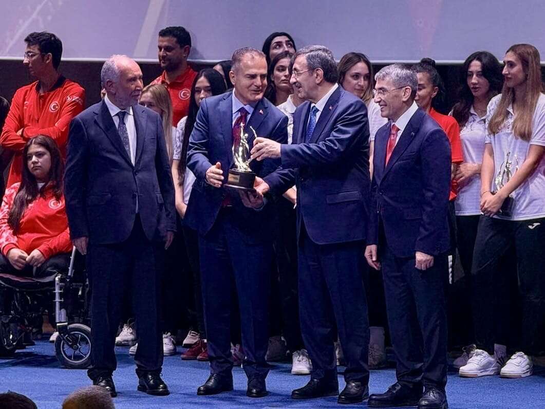 Muğla Valisi İdris Akbıyık’a “Spora Destek Veren Devlet Adamı” Ödülü 1