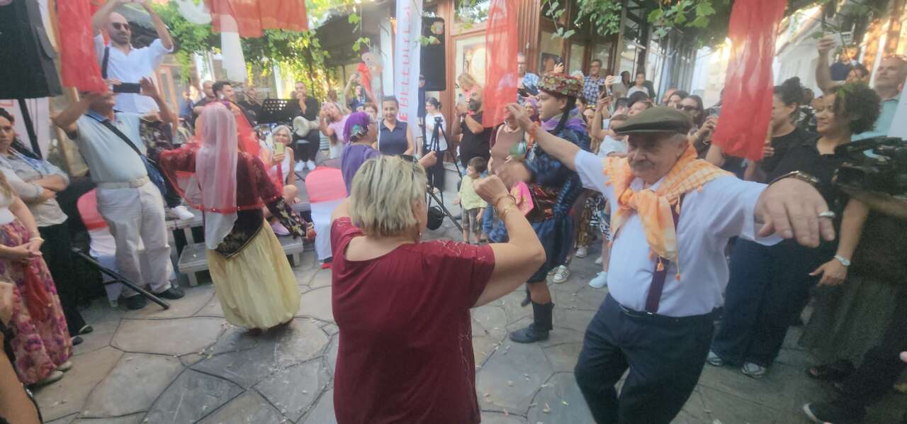 Muğla’da Festival Coşkusu Kına Gecesiyle Taçlandı, Gelin ve Damat Zeybek Oynadı 1