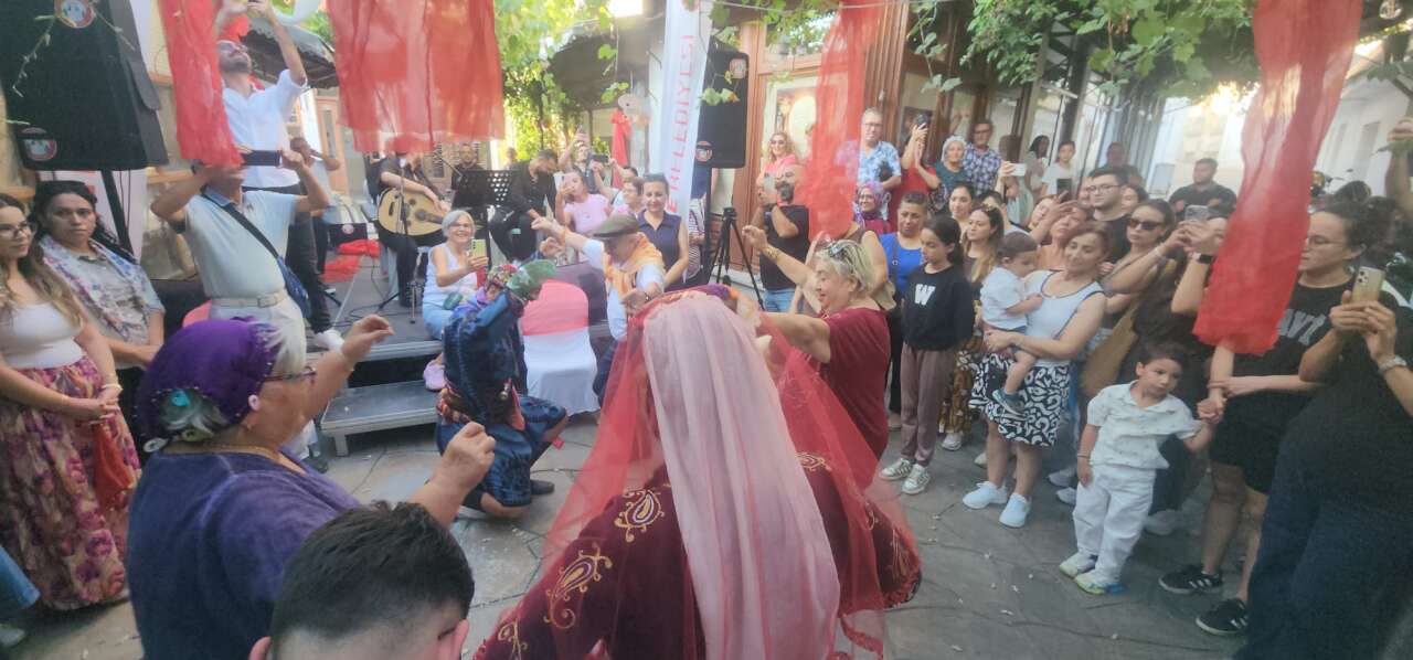 Muğla’da Festival Coşkusu Kına Gecesiyle Taçlandı, Gelin ve Damat Zeybek Oynadı 2