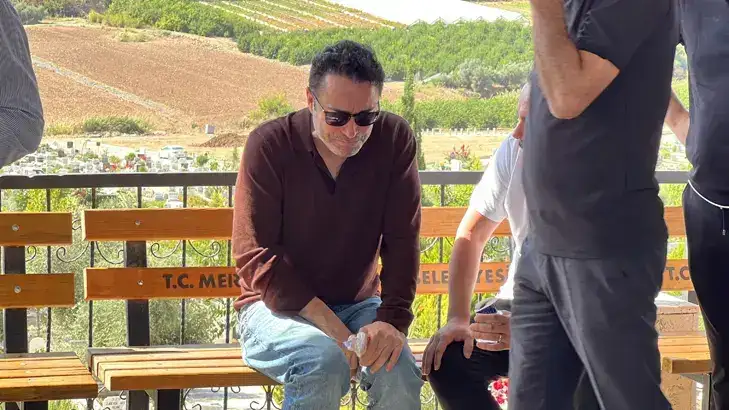 Şarkıcı Atilla Taş’ın Kızı Gözyaşları Arasında Toprağa Verildi 1