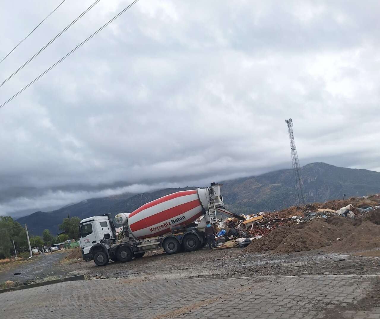 Köyceğiz’de Okulun Karşısına Çöp Dökülüyor: Kötü Koku Tepki Çekti 3