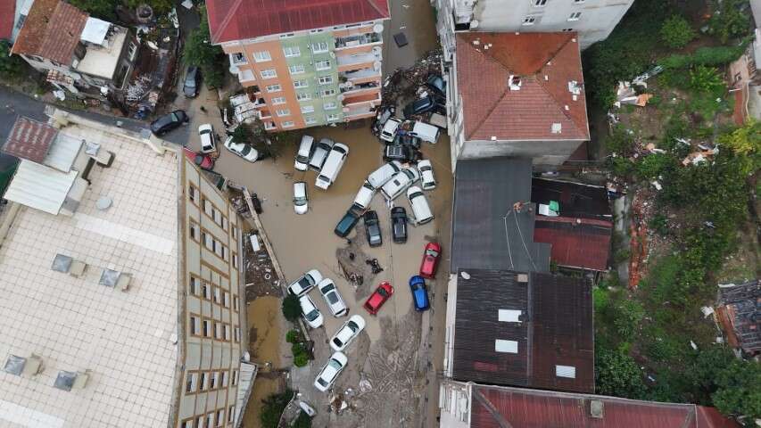 İstanbul’da Sel Felaketinin Boyutu Gün Ağarınca Ortaya Çıktı: Araçlar Üst Üste Yığıldı 3