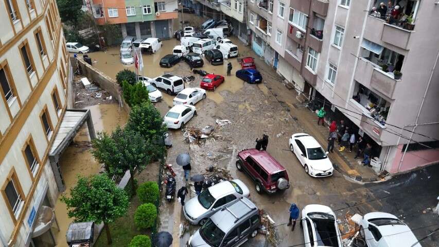 İstanbul’da Sel Felaketinin Boyutu Gün Ağarınca Ortaya Çıktı: Araçlar Üst Üste Yığıldı 1