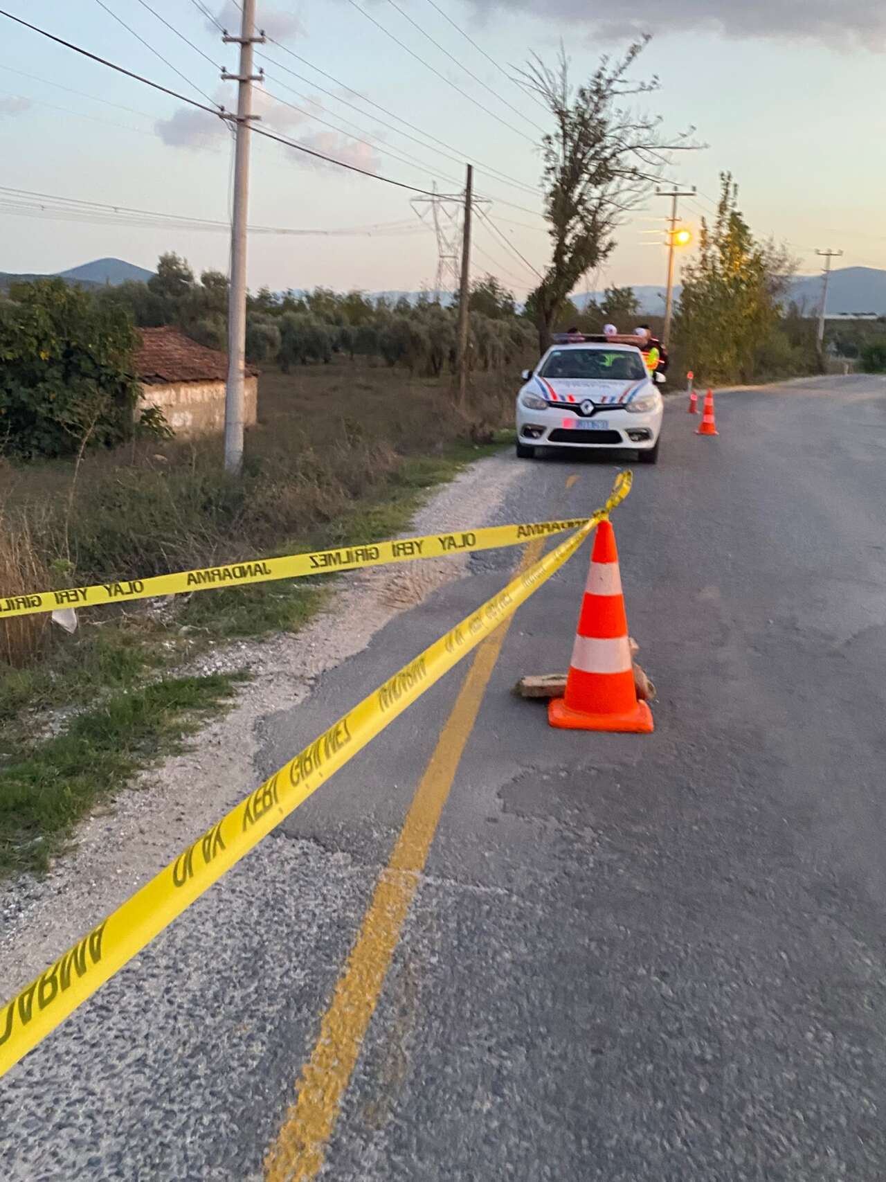 Yatağan’da Otomobil Traktöre Çarptı: Anne ve Oğlu Yaralandı 1