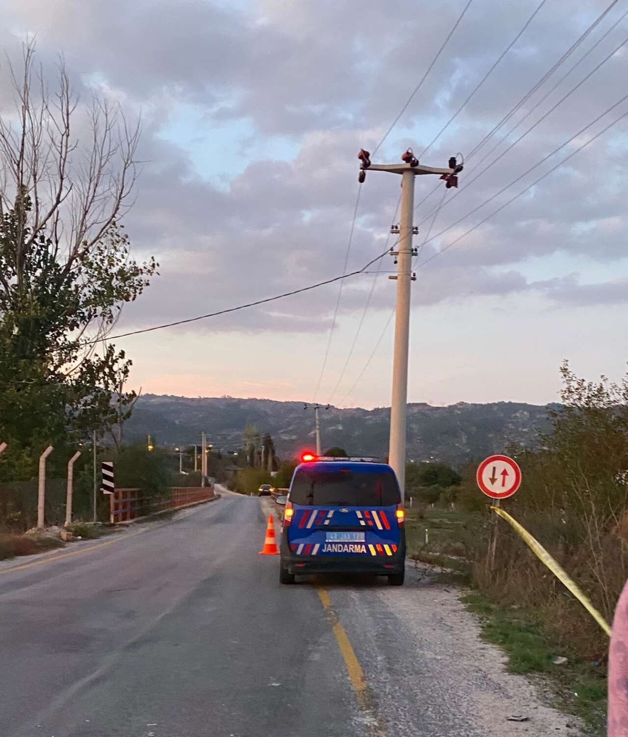 Yatağan’da Otomobil Traktöre Çarptı: Anne ve Oğlu Yaralandı 2