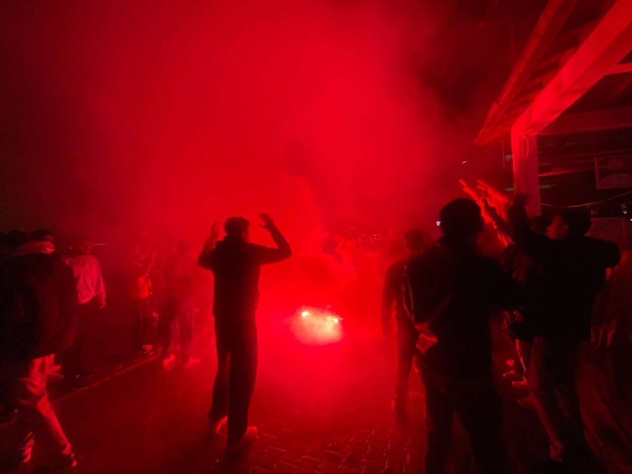 Kötekli’de Derbi Heyecanı: Taraftarlar Havai Fişek Attı, Polis Önlem Aldı 3