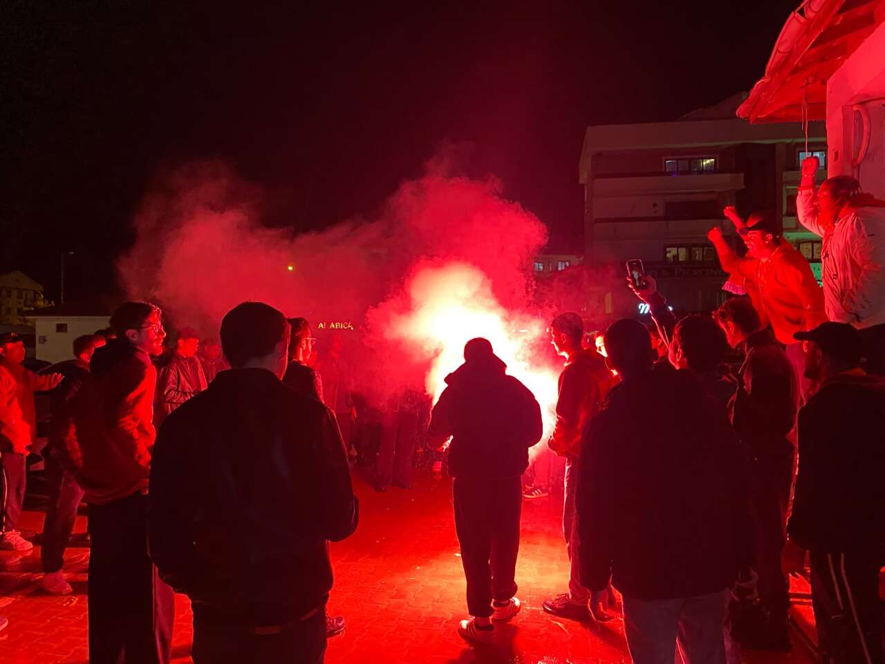 Kötekli’de Derbi Heyecanı: Taraftarlar Havai Fişek Attı, Polis Önlem Aldı 1
