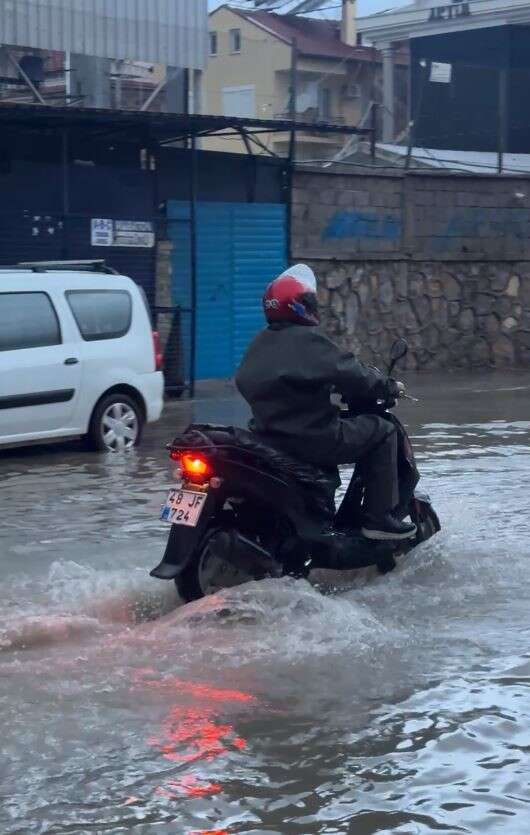 Fethiye’de Sağanak Hayatı Felç Etti: Evler, İş Yerleri ve Seralar Sular Altında 4